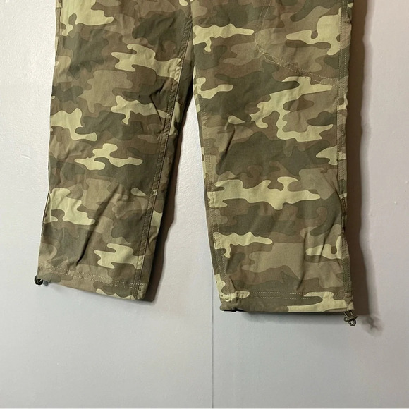 Eddie Bauer Travex Capri Pants Womens 4 Slightly Curvy Straight Leg Camo Nylon - Picture 2 of 10